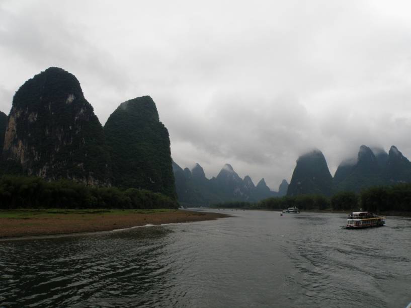 O clássico passeio pelo rio Lijiang, entre as cidades de Guilin e Yangshuo, ambas na província de Guangxi, é um dos pontos altos de um passeio pelo sul da China. No entanto, não fique preso aos barcos e aventure-se entre as montanhas sobre uma bicicleta ou mesmo a pé