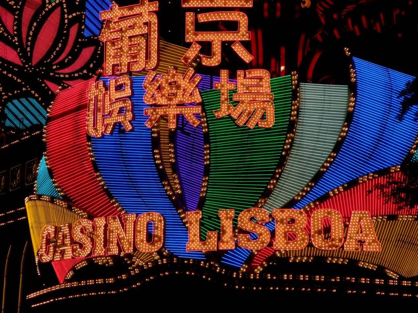 Macau, um antigo território português no sul da China, hoje é um dos maiores mercados globais dos jogos de azar. Suas dezenas de cassinos faturam tanto quanto seus equivalentes de Las Vegas, com a vantagem de possuir uma lucratividade muito maior Macau, um antigo território português no sul da China, hoje é um dos maiores mercados globais dos jogos de azar. Suas dezenas de cassinos faturam tanto quanto seus equivalentes de Las Vegas, com a vantagem de possuir uma lucratividade muito maior