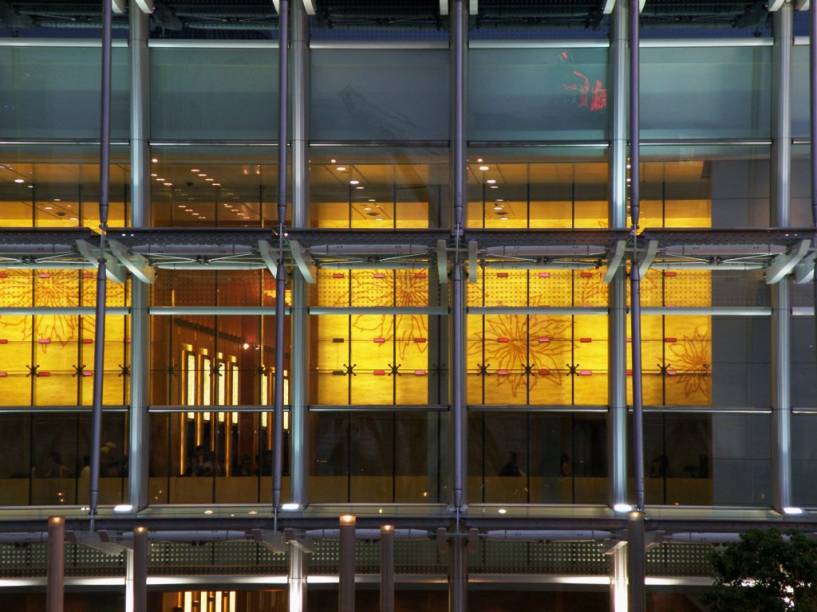 Hong Kong, uma área de regime administrativo especial dentro do território chinês, é um dos mercados financeiros mais ativos e dinâmicos do planeta, com centenas de bancos, corretoras e multinacionais instalados em modernos prédios. O ar cosmopolita dado por executivos vindos do mundo todo traz à cidade uma atmosfera única Hong Kong, uma área de regime administrativo especial dentro do território chinês, é um dos mercados financeiros mais ativos e dinâmicos do planeta, com centenas de bancos, corretoras e multinacionais instalados em modernos prédios. O ar cosmopolita dado por executivos vindos do mundo todo traz à cidade uma atmosfera única