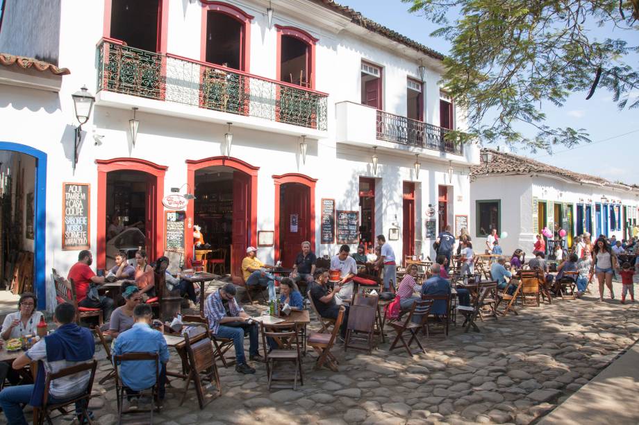 <strong>6. Praça da Matriz</strong>É ao redor da maior praça do Centro Histórico que estão os casarões mais ostensivos de Paraty - com dois andares e varandas, antigamente abrigavam as famílias mais ricas do Brasil Colonial. Hoje, nos pisos inferiores, funcionam bares, cafés e restaurantes charmosos. Do lado da praça em que não há casario, ficam estacionadas as charretes com guias que oferecem passeios turísticos pelo centro - e que contam, com detalhes, as histórias das famílias abastadas que ali viviam <strong>6. Praça da Matriz</strong>É ao redor da maior praça do Centro Histórico que estão os casarões mais ostensivos de Paraty - com dois andares e varandas, antigamente abrigavam as famílias mais ricas do Brasil Colonial. Hoje, nos pisos inferiores, funcionam bares, cafés e restaurantes charmosos. Do lado da praça em que não há casario, ficam estacionadas as charretes com guias que oferecem passeios turísticos pelo centro - e que contam, com detalhes, as histórias das famílias abastadas que ali viviam