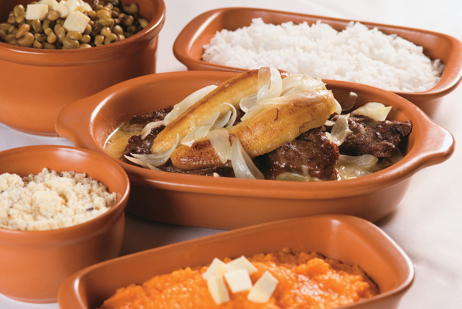 Carne de Sol feita na nata, prato servido no restaurante <a href="https://viajeaqui.abril.com.br/estabelecimentos/br-rn-natal-restaurante-pacoca-de-pilao" rel="Pa&ccedil;oca de Pil&atilde;o">Pa&ccedil;oca de Pil&atilde;o</a>, em Natal, no Rio Grande do Norte. O restaurante prepara a carne no pil&atilde;o manualmente, com manteiga de garrafa, farinha e cebola roxa. A mistura vai depois para a panela e &eacute; servida com v&aacute;rios acompanhamentos: feij&atilde;o-verde, macaxeira, banana e arroz de leite