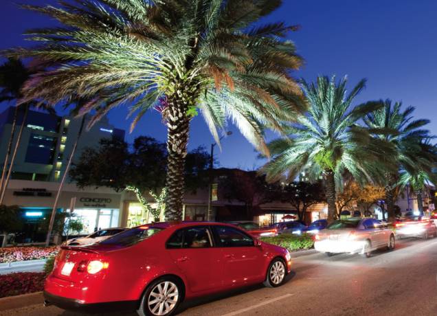 <strong>Miami – 4 noites – US$ 998</strong><br /> <br /> Para quem quer aproveitar os preços tentadores dos outlets de <a href="https://viajeaqui.abril.com.br/cidades/estados-unidos-miami" rel="Miami">Miami</a>, a ADV Tour tem pacote com saídas de <a href="https://viajeaqui.abril.com.br/cidades/br-sp-sao-paulo" rel="São Paulo">São Paulo</a> e do <a href="https://viajeaqui.abril.com.br/cidades/br-rj-rio-de-janeiro" rel="Rio de Janeiro">Rio de Janeiro</a>, que inclui passagem aérea, quatro noites de hospedagem no Indigo Miami Dadeland (sem refeições), auxílio ao passageiro no embarque em São Paulo. <br /> <br /> <strong>Quando:</strong> saídas de São Paulo e do Rio de Janeiro, de 1 de maio a 10 de junho<br /> <strong>Pagamento:</strong> entrada de 25% + taxas e saldo em 9 vezes sem juros nos cartões de crédito Visa, MasterCard, Diners e American Express<br /> <strong>Quem leva:</strong> a <strong>ADV Tour</strong> (11/2167-0633, 0800 724 0411, <a href="https://www.advtour.com.br/" target="_blank">www.advtour.com.br</a>) <strong>Miami – 4 noites – US$ 998</strong><br /> <br /> Para quem quer aproveitar os preços tentadores dos outlets de <a href="https://viajeaqui.abril.com.br/cidades/estados-unidos-miami" rel="Miami">Miami</a>, a ADV Tour tem pacote com saídas de <a href="https://viajeaqui.abril.com.br/cidades/br-sp-sao-paulo" rel="São Paulo">São Paulo</a> e do <a href="https://viajeaqui.abril.com.br/cidades/br-rj-rio-de-janeiro" rel="Rio de Janeiro">Rio de Janeiro</a>, que inclui passagem aérea, quatro noites de hospedagem no Indigo Miami Dadeland (sem refeições), auxílio ao passageiro no embarque em São Paulo. <br /> <br /> <strong>Quando:</strong> saídas de São Paulo e do Rio de Janeiro, de 1 de maio a 10 de junho<br /> <strong>Pagamento:</strong> entrada de 25% + taxas e saldo em 9 vezes sem juros nos cartões de crédito Visa, MasterCard, Diners e American Express<br /> <strong>Quem leva:</strong> a <strong>ADV Tour</strong> (11/2167-0633, 0800 724 0411, <a href="https://www.advtour.com.br/" target="_blank">www.advtour.com.br</a>)