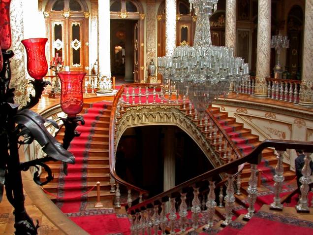 A famosa escadaria de cristais Baccarat do Palácio de Dolmabahce A famosa escadaria de cristais Baccarat do Palácio de Dolmabahce