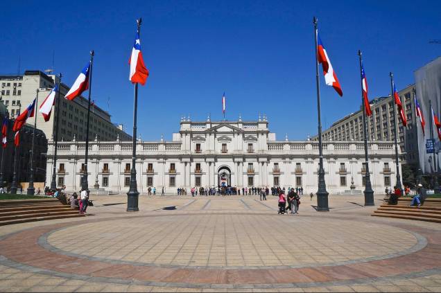 <strong>Seis noites em <a href="https://viajeaqui.abril.com.br/cidades/chile-santiago" rel="Santiago" target="_blank">Santiago</a></strong> O econômico <a href="https://www.hotusahoteis.com.br/hoteis/chile/santiago-do-chile/hotel-vo-boutique.html" rel="VO Hotel" target="_blank">VO Hotel</a>, a 10 minutos do histórico <a href="https://viajeaqui.abril.com.br/estabelecimentos/chile-santiago-atracao-palacio-de-la-moneda" rel="Palacio de la Moneda" target="_blank">Palacio de la Moneda</a> (foto) e de seu centro cultural, é a hospedagem das seis noites na moderna capital chilena, tempo suficiente para curtir a enogastronomia e os bairros da cidade, além de dar um pulinho em <a href="https://viajeaqui.abril.com.br/cidades/chile-valle-del-maipo" rel="Valle del Maipo" target="_blank">Valle del Maipo</a> e <a href="https://viajeaqui.abril.com.br/cidades/chile-valparaiso" rel="Valparaíso" target="_blank">Valparaíso</a>. <strong>Quando:</strong> em 15 de dezembro <strong>Quem leva:</strong> a <a href="https://www.decolar.com/" rel="Decolar" target="_blank">Decolar</a> <strong>Quanto:</strong> R$ 1645 <strong>Seis noites em <a href="https://viajeaqui.abril.com.br/cidades/chile-santiago" rel="Santiago" target="_blank">Santiago</a></strong> O econômico <a href="https://www.hotusahoteis.com.br/hoteis/chile/santiago-do-chile/hotel-vo-boutique.html" rel="VO Hotel" target="_blank">VO Hotel</a>, a 10 minutos do histórico <a href="https://viajeaqui.abril.com.br/estabelecimentos/chile-santiago-atracao-palacio-de-la-moneda" rel="Palacio de la Moneda" target="_blank">Palacio de la Moneda</a> (foto) e de seu centro cultural, é a hospedagem das seis noites na moderna capital chilena, tempo suficiente para curtir a enogastronomia e os bairros da cidade, além de dar um pulinho em <a href="https://viajeaqui.abril.com.br/cidades/chile-valle-del-maipo" rel="Valle del Maipo" target="_blank">Valle del Maipo</a> e <a href="https://viajeaqui.abril.com.br/cidades/chile-valparaiso" rel="Valparaíso" target="_blank">Valparaíso</a>. <strong>Quando:</strong> em 15 de dezembro <strong>Quem leva:</strong> a <a href="https://www.decolar.com/" rel="Decolar" target="_blank">Decolar</a> <strong>Quanto:</strong> R$ 1645