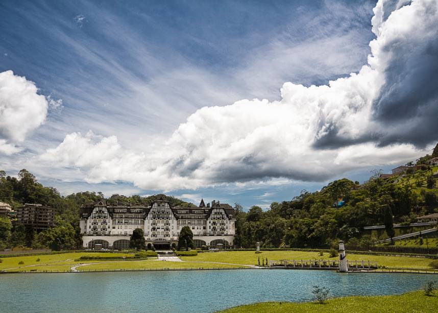 Construído para ser o maior hotel-cassino da América Latina, o Palácio Quitandinha foi decorado com inspiração nos cenários hollywoodianos - por aqui passaram Henry Fonda, Greta Garbo, Carmen Miranda e Walt Disney