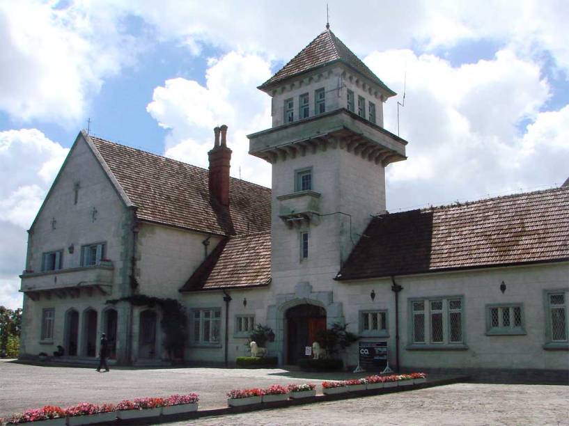 <strong>23. <a href="https://viajeaqui.abril.com.br/estabelecimentos/br-sp-campos-do-jordao-atracao-palacio-boa-vista" rel="Pal&aacute;cio Boa Vista" target="_self">Pal&aacute;cio Boa Vista</a>, <a href="https://viajeaqui.abril.com.br/cidades/br-sp-campos-do-jordao" rel="Campos do Jord&atilde;o" target="_self">Campos do Jord&atilde;o</a>, <a href="https://viajeaqui.abril.com.br/estados/br-sao-paulo" rel="S&atilde;o Paulo" target="_self">S&atilde;o Paulo</a></strong>                Resid&ecirc;ncia de inverno do governador do Estado, a constru&ccedil;&atilde;o remete a um pal&aacute;cio medieval. Seu interior, no entanto, contempla obras modernistas de artistas como Tarsila do Amaral, Portinari e Brecheret. O mobili&aacute;rio &eacute; barroco e a decora&ccedil;&atilde;o &eacute; repleta de imagens sacras. Quando n&atilde;o h&aacute; h&oacute;spedes, a visita guiada segue at&eacute; a ala residencial