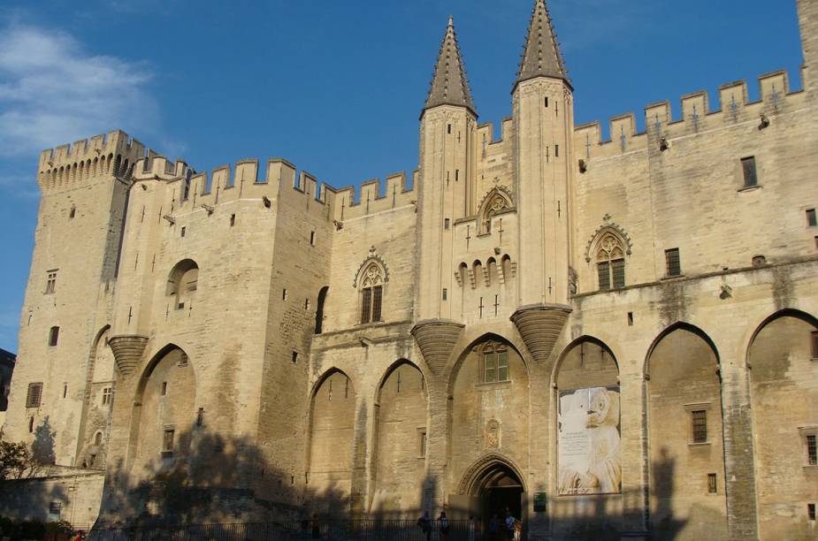 Pausa para uma tacinha, bem na frente do Palais des Papes, lembrança de quando Avignon foi sede do Vaticano