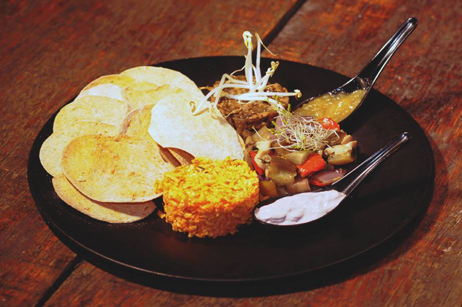 <strong>PARA VER E SER VISTO</strong> <strong><a href="https://palaphitakitch.com.br/" target="_blank" rel="noopener">Palaphita Gávea</a> </strong> O Jockey Club é o palco da mais tradicional prova de turfe do Brasil, rara ocasião para as damas da “high society” carioca competirem para ver quem tem o chapéu mais elegante. Vizinho à tribuna de apostas, este bar-balada ocupa uma construção com vista para a pista de corrida (e o Cristo Redentor) e impressionantes 1 500 metros quadrados. A casa tem iluminação baixa, música alta e costuma lotar nos fins de semana; entre os coquetéis, a caipisanta leva limão-taiti, limão-siciliano, hortelã, canela e cachaça. Se você quiser esticar a noite de maneira mais despojada, é só cruzar a Praça Santos Dumont e tomar uma cerveja num dos bares que compõem o Baixo Gávea, reduto boêmio da cidade. Atenção: o local fecha às terças e quartas <em>Av. Bartolomeu Mitre, 1314 (Gávea), (21) 3114-0853</em> <strong>PARA VER E SER VISTO</strong> <strong><a href="https://palaphitakitch.com.br/" target="_blank" rel="noopener">Palaphita Gávea</a> </strong> O Jockey Club é o palco da mais tradicional prova de turfe do Brasil, rara ocasião para as damas da “high society” carioca competirem para ver quem tem o chapéu mais elegante. Vizinho à tribuna de apostas, este bar-balada ocupa uma construção com vista para a pista de corrida (e o Cristo Redentor) e impressionantes 1 500 metros quadrados. A casa tem iluminação baixa, música alta e costuma lotar nos fins de semana; entre os coquetéis, a caipisanta leva limão-taiti, limão-siciliano, hortelã, canela e cachaça. Se você quiser esticar a noite de maneira mais despojada, é só cruzar a Praça Santos Dumont e tomar uma cerveja num dos bares que compõem o Baixo Gávea, reduto boêmio da cidade. Atenção: o local fecha às terças e quartas <em>Av. Bartolomeu Mitre, 1314 (Gávea), (21) 3114-0853</em>