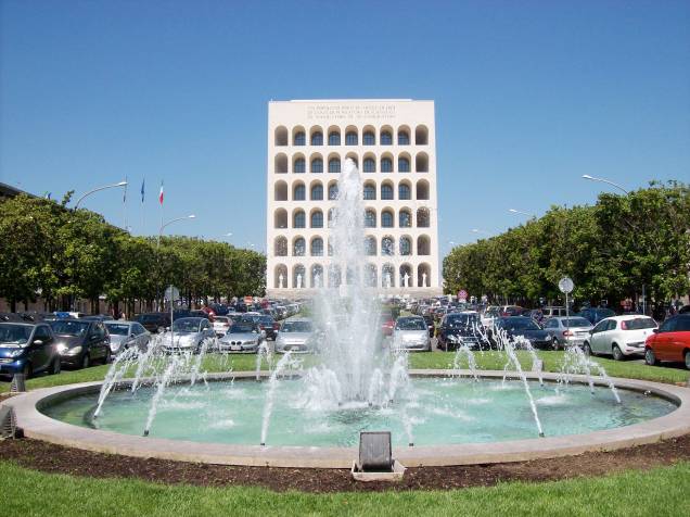 O Palazzo della Civilità del Lavoro, com sua fachada coberta de arcos, ganhou o apelido carinhoso de "Coliseu quadrado" pelos romanos O Palazzo della Civilità del Lavoro, com sua fachada coberta de arcos, ganhou o apelido carinhoso de "Coliseu quadrado" pelos romanos