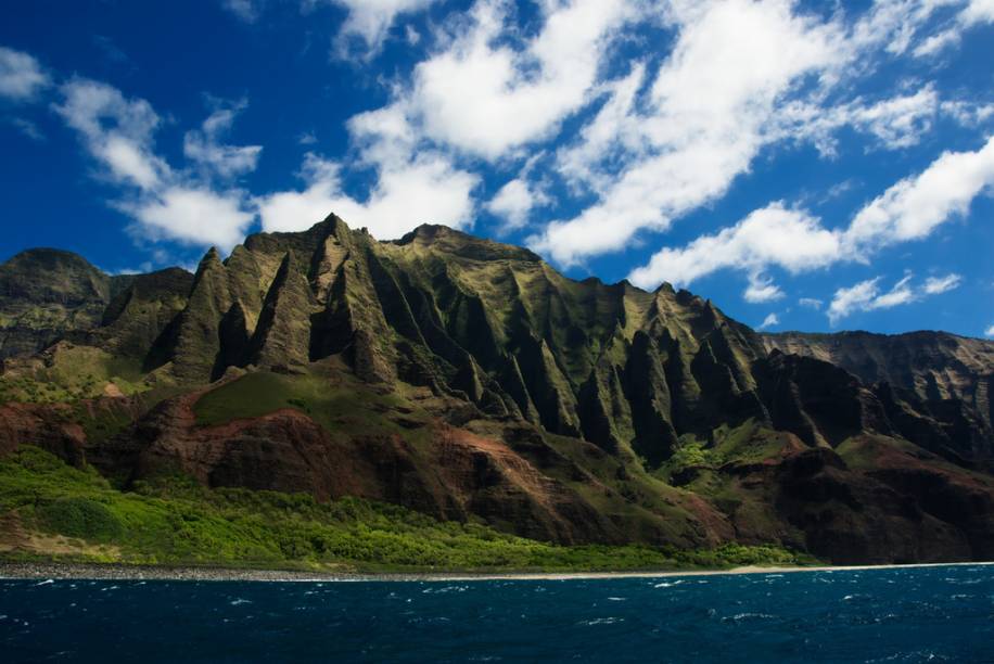 A costa de Na Pali, em Kauai, é um dos muitos atrativos no arquipélago do <a href="https://beta-develop.viagemeturismo.abril.com.br/cidades/honolulu-3/">Havaí</a>. Da cultural única ao mundo do surfe, de praias espetaculares ao espírito do aloha, este é um destino turístico por excelência A costa de Na Pali, em Kauai, é um dos muitos atrativos no arquipélago do <a href="https://beta-develop.viagemeturismo.abril.com.br/cidades/honolulu-3/">Havaí</a>. Da cultural única ao mundo do surfe, de praias espetaculares ao espírito do aloha, este é um destino turístico por excelência