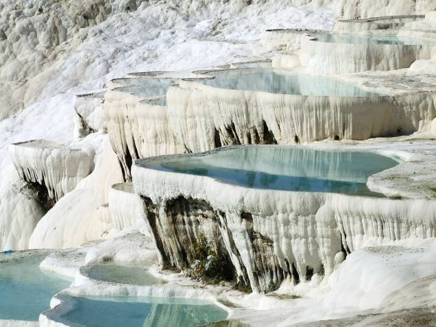<strong>Pamukkale, Turquia</strong> O "castelo de algodão" fica a sudoeste da <a href="https://viajeaqui.abril.com.br/paises/turquia">Turquia</a>, aos pés do antigo spa romano de Hierápolis. O aspecto histórico combinado às formações de travertino garantiram ao local o reconhecimento com o Patrimônio Mundial da Unesco.<a href="https://www.booking.com/searchresults.pt-br.html?aid=332455&lang=pt-br&sid=eedbe6de09e709d664615ac6f1b39a5d&sb=1&src=index&src_elem=sb&error_url=https%3A%2F%2Fwww.booking.com%2Findex.pt-br.html%3Faid%3D332455%3Bsid%3Deedbe6de09e709d664615ac6f1b39a5d%3Bsb_price_type%3Dtotal%26%3B&ss=Turquia&ssne=Ilhabela&ssne_untouched=Ilhabela&checkin_monthday=&checkin_month=&checkin_year=&checkout_monthday=&checkout_month=&checkout_year=&no_rooms=1&group_adults=2&group_children=0&from_sf=1&ss_raw=Turquia&ac_position=0&ac_langcode=xb&dest_id=215&dest_type=country&search_pageview_id=1ac371ece96c00e5&search_selected=true&search_pageview_id=1ac371ece96c00e5&ac_suggestion_list_length=2&ac_suggestion_theme_list_length=0" target="_blank" rel="noopener"><em> Busque hospedagens na Turquia no Booking.com</em></a> <strong>Pamukkale, Turquia</strong> O "castelo de algodão" fica a sudoeste da <a href="https://viajeaqui.abril.com.br/paises/turquia">Turquia</a>, aos pés do antigo spa romano de Hierápolis. O aspecto histórico combinado às formações de travertino garantiram ao local o reconhecimento com o Patrimônio Mundial da Unesco.<a href="https://www.booking.com/searchresults.pt-br.html?aid=332455&lang=pt-br&sid=eedbe6de09e709d664615ac6f1b39a5d&sb=1&src=index&src_elem=sb&error_url=https%3A%2F%2Fwww.booking.com%2Findex.pt-br.html%3Faid%3D332455%3Bsid%3Deedbe6de09e709d664615ac6f1b39a5d%3Bsb_price_type%3Dtotal%26%3B&ss=Turquia&ssne=Ilhabela&ssne_untouched=Ilhabela&checkin_monthday=&checkin_month=&checkin_year=&checkout_monthday=&checkout_month=&checkout_year=&no_rooms=1&group_adults=2&group_children=0&from_sf=1&ss_raw=Turquia&ac_position=0&ac_langcode=xb&dest_id=215&dest_type=country&search_pageview_id=1ac371ece96c00e5&search_selected=true&search_pageview_id=1ac371ece96c00e5&ac_suggestion_list_length=2&ac_suggestion_theme_list_length=0" target="_blank" rel="noopener"><em> Busque hospedagens na Turquia no Booking.com</em></a>
