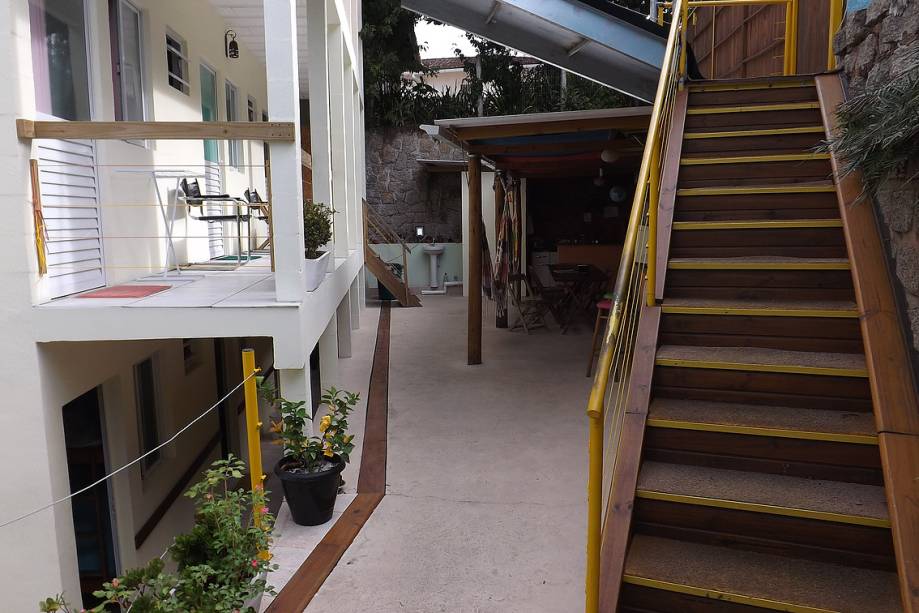 <strong><a href="https://www.panoramahostel.info/" rel="Panorama Hostel Eco Backpackers" target="_blank">Panorama Hostel Eco Backpackers</a>, em <a href="https://viajeaqui.abril.com.br/cidades/br-sc-florianopolis" rel="Florianópolis" target="_blank">Florianópolis</a> (<a href="https://viajeaqui.abril.com.br/estados/br-santa-catarina" rel="SC" target="_blank">SC</a>)</strong>                Este hostel ecológico foi construído na técnica do “GreenBuilding”, que utiliza materiais de pouco ou nenhum impacto ambiental. Fica a somente 5 minutos da <a href="https://viajeaqui.abril.com.br/estabelecimentos/br-sc-florianopolis-atracao-lagoa-da-conceicao" rel="Lagoa da Conceição" target="_blank">Lagoa da Conceição</a>                <a href="https://www.booking.com/hotel/br/panorama-hostel-ecobackpackers-floriana3polis.pt-br.html?aid=332455&label=viagemabril-hostelsdescolados" rel="BOOKING.COM: veja os preços e faça sua reserva no Panoramo Hostel Eco Backpackers" target="_blank">BOOKING.COM: veja os preços e faça sua reserva no Panoramo Hostel Eco Backpackers</a>