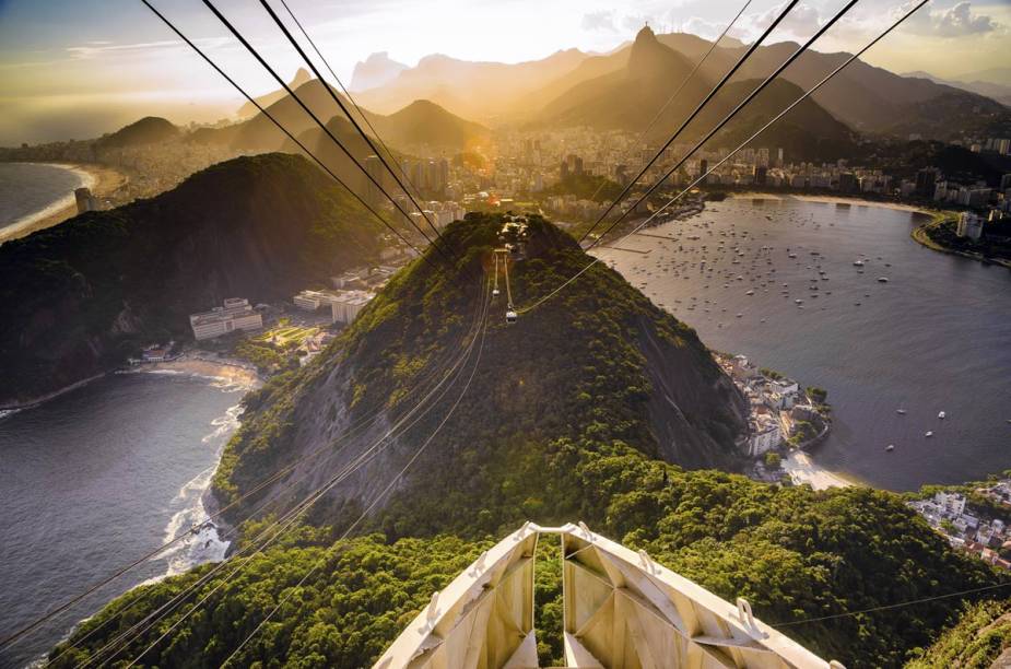 <strong>5. <a href="https://viajeaqui.abril.com.br/estabelecimentos/br-rj-rio-de-janeiro-atracao-pao-de-acucar" rel="PÃO DE AÇÚCAR" target="_blank">PÃO DE AÇÚCAR</a></strong> (6,2 km)Embarcar, no fim da tarde, na cabine do teleférico que leva ao Morro da Urca e ao Pão de Açúcar é a chance de se deslumbrar com o <a href="https://viajeaqui.abril.com.br/cidades/br-rj-rio-de-janeiro" rel="Rio" target="_blank">Rio</a> sob uma nova luz. Ao pôr do sol, a geografia feita de mar e montanhas ganha ainda mais beleza e dramaticidade conforme a cidade mergulha na noite. Dica: compre os ingressos do bondinho com antecedência para não sofrer nas longas filas.<em>Avenida Pasteur, 520 (Urca), 2546-8400, R$ 76</em>