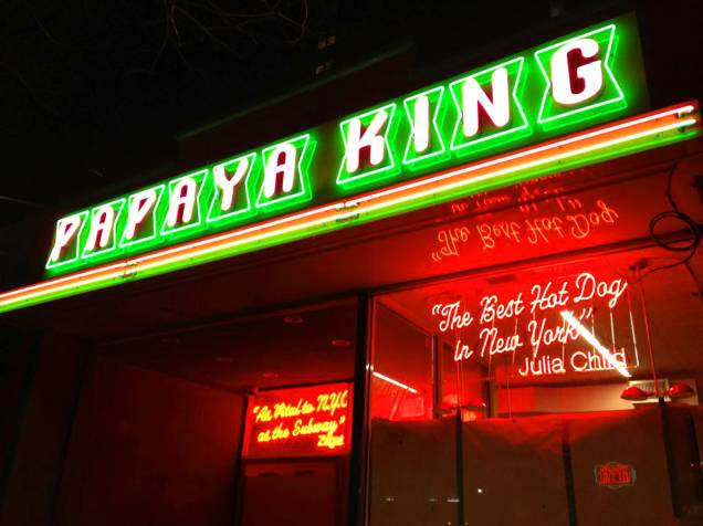 <strong><a href="https://www.papayaking.com/" rel="Papaya King" target="_blank">Papaya King</a></strong> Não confunda: os hot dogs de carrinho de Nova York não se comparam aos prensados espalhados em larga escala pelo Brasil. Neles, só pão com salsicha - e se quiser algo mais elaborado, só em restaurantes e lanchonetes mesmo. Aqui no Papaya, as opções podem vir com chilli, cebola, chucrute e pimenta. <em>179 East 86th Street, 10028</em> <strong><a href="https://www.papayaking.com/" rel="Papaya King" target="_blank">Papaya King</a></strong> Não confunda: os hot dogs de carrinho de Nova York não se comparam aos prensados espalhados em larga escala pelo Brasil. Neles, só pão com salsicha - e se quiser algo mais elaborado, só em restaurantes e lanchonetes mesmo. Aqui no Papaya, as opções podem vir com chilli, cebola, chucrute e pimenta. <em>179 East 86th Street, 10028</em>
