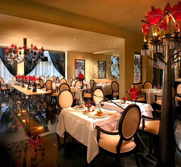 <strong>Para comer e beber muito bem</strong> <a href="https://www.melia.com/en/hotels/dominican-republic/punta-cana/paradisus-palma-real-golf-and-spa-resort/index.html?utm_source=meliaoffers&utm_medium=landingpage&utm_campaign=summer_in_paradise" rel="Paradisus Palma Real" target="_blank">Paradisus Palma Real</a> (Praia Bávaro). Entre os resortões mais requintados, o Paradisus ganha estrela extra no restaurante Passion, do chef basco Martín Berasategui, top 35 da Restaurant e dono de casas laureadas pelo Michelin na Espanha. A regalia, porém, não está nas diárias. 554 quartos / 9 restaurantes / 3 piscinas <a href="https://www.booking.com/city/do/punta-cana.pt-br.html?aid=332455&label=viagemabril-puntacana" rel="Reserve seu resort em Punta Cana pelo booking.com" target="_blank">Reserve seu resort em Punta Cana pelo booking.com </a> <strong>Para comer e beber muito bem</strong> <a href="https://www.melia.com/en/hotels/dominican-republic/punta-cana/paradisus-palma-real-golf-and-spa-resort/index.html?utm_source=meliaoffers&utm_medium=landingpage&utm_campaign=summer_in_paradise" rel="Paradisus Palma Real" target="_blank">Paradisus Palma Real</a> (Praia Bávaro). Entre os resortões mais requintados, o Paradisus ganha estrela extra no restaurante Passion, do chef basco Martín Berasategui, top 35 da Restaurant e dono de casas laureadas pelo Michelin na Espanha. A regalia, porém, não está nas diárias. 554 quartos / 9 restaurantes / 3 piscinas <a href="https://www.booking.com/city/do/punta-cana.pt-br.html?aid=332455&label=viagemabril-puntacana" rel="Reserve seu resort em Punta Cana pelo booking.com" target="_blank">Reserve seu resort em Punta Cana pelo booking.com </a>