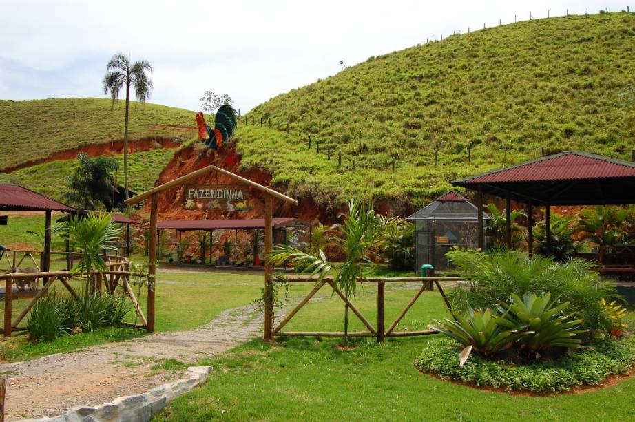 <strong>Parador Maritacas Spa Resort, em Barra do Piraí (RJ)</strong> O riacho que corta a propriedade é o protagonista aqui. A área de lazer tem vista panorâmica, tirolesa de 300 metros, arco e flecha, piscina e spa. <a href="https://www.booking.com/hotel/br/parador-maritacas-spa-resort.en-gb.html?aid=332455;label=viagemabril-hoteisfamilia;sid=d98f25c4d6d5f89238aebe98e11a09ba;dest_id=-628034;dest_type=city;dist=0;group_adults=2;hapos=1;hpos=1;room1=A%2CA;sb_price_type=total;sr_order=popularity;srepoch=1548957874;srpvid=11447f19aeee0162;type=total;ucfs=1&#hotelTmpl" target="_blank" rel="noopener">Reserve sua estadia no Parador Maritacas Spa Resort aqui</a>