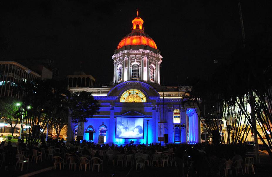 Sessão de cinema ao ar livre no Panteão Nacional dos Heróis, em Assunção Sessão de cinema ao ar livre no Panteão Nacional dos Heróis, em Assunção