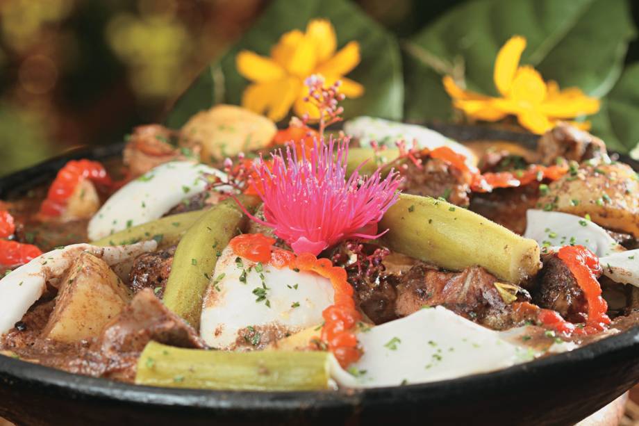 <strong><a href="https://viajeaqui.abril.com.br/estabelecimentos/br-ba-salvador-restaurante-paraiso-tropical-001" rel="Restaurante Paraíso Tropical" target="_blank">Restaurante Paraíso Tropical</a> - <a href="https://viajeaqui.abril.com.br/cidades/br-ba-salvador" rel="Salvador" target="_blank">Salvador</a>, BA</strong><br /><br />Atapú, preguari, maturi, licuri, biribiri. Ingredientes incomuns na mesa de qualquer brasileiro, mas que ganham status de estrela nas receitas do Paraíso Tropical. Situado no periférico bairro da Cabula – vá de táxi, chegar por conta é bem complicado – o restaurante possui um pomar com 6000 árvores e um batalhão de galos (antigamente rinhas eram realizadas no local).<br /><br />Agrônomo por formação, chef de cozinha e bom papo por vocação, Beto Pimentel deu um toque especial aos tradicionais pratos baianos. As moquecas são preparadas com o próprio fruto do dendê e a polpa e água de coco batida. Para acompanhar, os sucos sólidos de frutas são feitos sem água, mais parecendo um creme. Ao final da refeição, os comensais recebem uma sacola cheia de frutas que podem ser consumidas ali mesmo ou levadas para casa/hotel.<br /><br />Se o Beto Pimentel aparecer na sua mesa, não se acanhe em puxar papo, a aula sobre mariscos raros da Baía de Todos os Santos é garantida, entre tantas histórias que ele gosta de contar. Explicando o início do texto, atapú e preguari são moluscos, maturi é uma castanha de caju verde, licuri é o fruto de palmeira e biribiri, uma fruta.<br /><br />Onde: R. Edgar Loureiro, 98-B, Cabula - Tel. (71) 3384-7464<br />Horário de funcionamento: segunda a sábado das 12h às 23h<br />Domingo das 12h às 17h<br />Distância do Centro: 7 km<br />Distância do Farol da Barra: 13 km