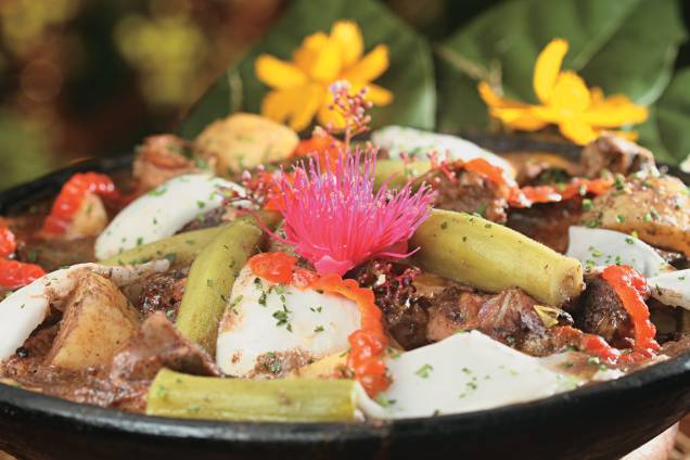 <strong><a href="https://viajeaqui.abril.com.br/estabelecimentos/br-ba-salvador-restaurante-paraiso-tropical-001" rel="Restaurante Paraíso Tropical" target="_blank">Restaurante Paraíso Tropical</a> - <a href="https://viajeaqui.abril.com.br/cidades/br-ba-salvador" rel="Salvador" target="_blank">Salvador</a>, BA</strong><br /><br />Atapú, preguari, maturi, licuri, biribiri. Ingredientes incomuns na mesa de qualquer brasileiro, mas que ganham status de estrela nas receitas do Paraíso Tropical. Situado no periférico bairro da Cabula – vá de táxi, chegar por conta é bem complicado – o restaurante possui um pomar com 6000 árvores e um batalhão de galos (antigamente rinhas eram realizadas no local).<br /><br />Agrônomo por formação, chef de cozinha e bom papo por vocação, Beto Pimentel deu um toque especial aos tradicionais pratos baianos. As moquecas são preparadas com o próprio fruto do dendê e a polpa e água de coco batida. Para acompanhar, os sucos sólidos de frutas são feitos sem água, mais parecendo um creme. Ao final da refeição, os comensais recebem uma sacola cheia de frutas que podem ser consumidas ali mesmo ou levadas para casa/hotel.<br /><br />Se o Beto Pimentel aparecer na sua mesa, não se acanhe em puxar papo, a aula sobre mariscos raros da Baía de Todos os Santos é garantida, entre tantas histórias que ele gosta de contar. Explicando o início do texto, atapú e preguari são moluscos, maturi é uma castanha de caju verde, licuri é o fruto de palmeira e biribiri, uma fruta.<br /><br />Onde: R. Edgar Loureiro, 98-B, Cabula - Tel. (71) 3384-7464<br />Horário de funcionamento: segunda a sábado das 12h às 23h<br />Domingo das 12h às 17h<br />Distância do Centro: 7 km<br />Distância do Farol da Barra: 13 km <strong><a href="https://viajeaqui.abril.com.br/estabelecimentos/br-ba-salvador-restaurante-paraiso-tropical-001" rel="Restaurante Paraíso Tropical" target="_blank">Restaurante Paraíso Tropical</a> - <a href="https://viajeaqui.abril.com.br/cidades/br-ba-salvador" rel="Salvador" target="_blank">Salvador</a>, BA</strong><br /><br />Atapú, preguari, maturi, licuri, biribiri. Ingredientes incomuns na mesa de qualquer brasileiro, mas que ganham status de estrela nas receitas do Paraíso Tropical. Situado no periférico bairro da Cabula – vá de táxi, chegar por conta é bem complicado – o restaurante possui um pomar com 6000 árvores e um batalhão de galos (antigamente rinhas eram realizadas no local).<br /><br />Agrônomo por formação, chef de cozinha e bom papo por vocação, Beto Pimentel deu um toque especial aos tradicionais pratos baianos. As moquecas são preparadas com o próprio fruto do dendê e a polpa e água de coco batida. Para acompanhar, os sucos sólidos de frutas são feitos sem água, mais parecendo um creme. Ao final da refeição, os comensais recebem uma sacola cheia de frutas que podem ser consumidas ali mesmo ou levadas para casa/hotel.<br /><br />Se o Beto Pimentel aparecer na sua mesa, não se acanhe em puxar papo, a aula sobre mariscos raros da Baía de Todos os Santos é garantida, entre tantas histórias que ele gosta de contar. Explicando o início do texto, atapú e preguari são moluscos, maturi é uma castanha de caju verde, licuri é o fruto de palmeira e biribiri, uma fruta.<br /><br />Onde: R. Edgar Loureiro, 98-B, Cabula - Tel. (71) 3384-7464<br />Horário de funcionamento: segunda a sábado das 12h às 23h<br />Domingo das 12h às 17h<br />Distância do Centro: 7 km<br />Distância do Farol da Barra: 13 km
