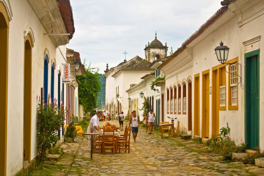 Locais circulando pelas calmas ruazinhas de Paraty (R)