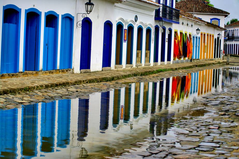 Paraty (RJ) é conhecida por suas bem características casas de portas e janelas coloridas Paraty (RJ) é conhecida por suas bem características casas de portas e janelas coloridas