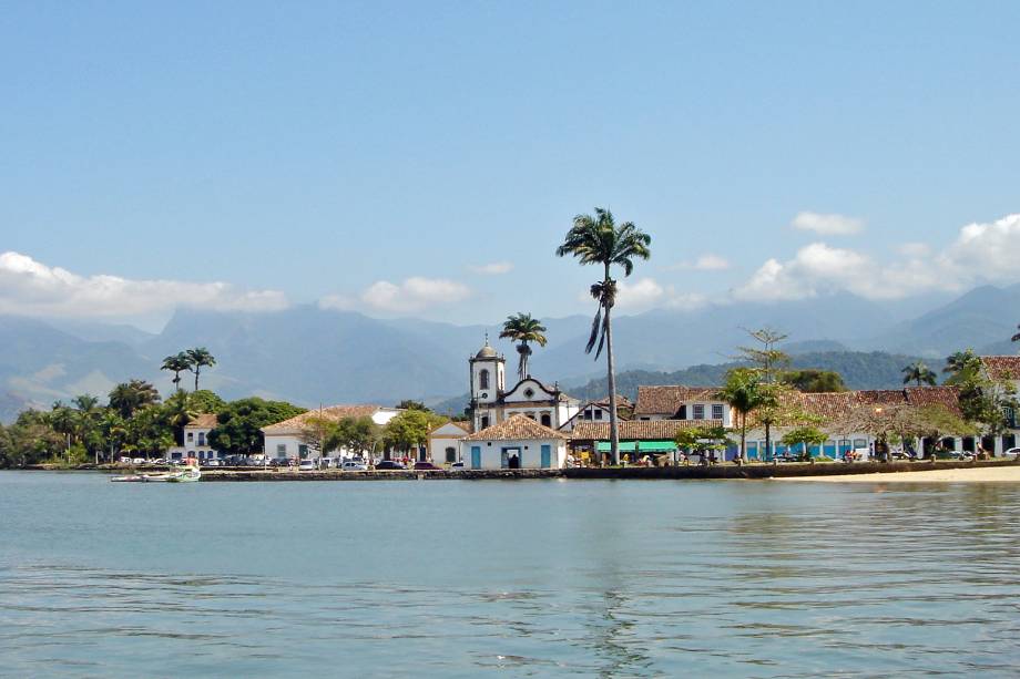 O Forte do Defensor Perpétuo fica em um morro com vista para a Baía e foi construído em 1793, passando por uma reconstrução em 1836. Ali funciona um museu que conta com canhões britânticos e objetos da época da produção de açúcar em seu acervo O Forte do Defensor Perpétuo fica em um morro com vista para a Baía e foi construído em 1793, passando por uma reconstrução em 1836. Ali funciona um museu que conta com canhões britânticos e objetos da época da produção de açúcar em seu acervo