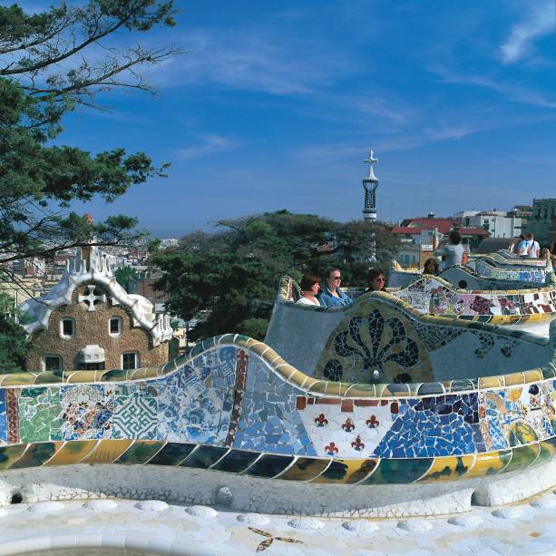 <a href="https://viajeaqui.abril.com.br/cidades/espanha-barcelona" rel="Barcelona" target="_blank">Barcelona</a> é a cidade espanhola que mais recebe estudantes brasileiros, seguida de perto por <a href="https://viajeaqui.abril.com.br/cidades/espanha-madri" rel="Madri" target="_blank">Madri</a>. <a href="https://viajeaqui.abril.com.br/cidades/espanha-salamanca" rel="Salamanca" target="_blank">Salamanca</a> vem em terceiro lugar dentre os destinos procurados pelos brasileiros para estudar na Espanha, nono país do ranking.