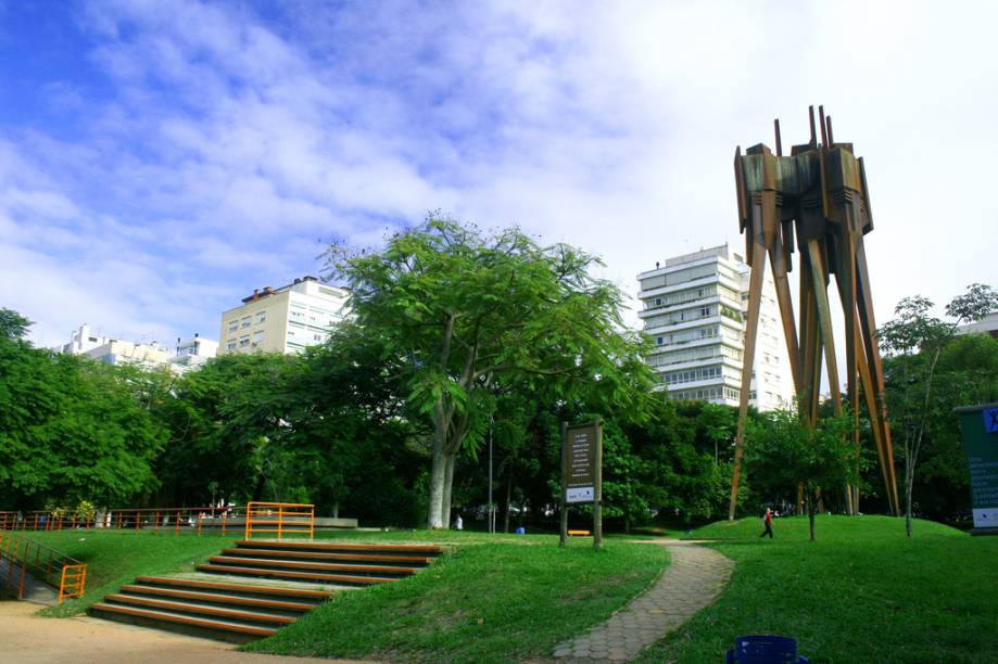 <strong>Parcão (Moinhos de Vento)</strong>Cercado por vias movimentadas, parece um oásis no meio do movimentado bairro – um lago e muito verde dão o clima de sossego ao lugar. Aqui o dia sempre começa com aulas abertas de ioga, às 8h. Nos fins de tarde, crianças brincam no bom parquinho infantil, e a pista de cooper recebe muitos corredores. <strong>Parcão (Moinhos de Vento)</strong>Cercado por vias movimentadas, parece um oásis no meio do movimentado bairro – um lago e muito verde dão o clima de sossego ao lugar. Aqui o dia sempre começa com aulas abertas de ioga, às 8h. Nos fins de tarde, crianças brincam no bom parquinho infantil, e a pista de cooper recebe muitos corredores.