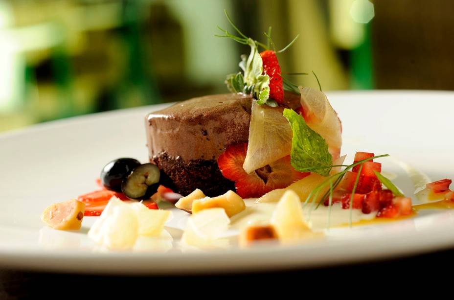 <a href="https://viajeaqui.abril.com.br/estabelecimentos/br-sp-sao-paulo-restaurante-bistro-charlo" rel="Bistrô Charlô (São Paulo)"><strong>Bistrô Charlô</strong></a><strong> (São Paulo)</strong><br /> <br /> De 6 a 8 de abril, os clientes podem escolher uma das duas sugestões de pratos principais: <strong>arroz de polvo com chips de alho poro</strong> (R$ 48) ou <strong>bacalhau assado, batatas confitadas e favas edamame</strong> (R$ 80). Para a sobremesa, a sugestão é o <strong>parfait ao chocolate</strong> <em>(foto)</em> com castanha de cajú e gengibre (R$ 20) <a href="https://viajeaqui.abril.com.br/estabelecimentos/br-sp-sao-paulo-restaurante-bistro-charlo" rel="Bistrô Charlô (São Paulo)"><strong>Bistrô Charlô</strong></a><strong> (São Paulo)</strong><br /> <br /> De 6 a 8 de abril, os clientes podem escolher uma das duas sugestões de pratos principais: <strong>arroz de polvo com chips de alho poro</strong> (R$ 48) ou <strong>bacalhau assado, batatas confitadas e favas edamame</strong> (R$ 80). Para a sobremesa, a sugestão é o <strong>parfait ao chocolate</strong> <em>(foto)</em> com castanha de cajú e gengibre (R$ 20)