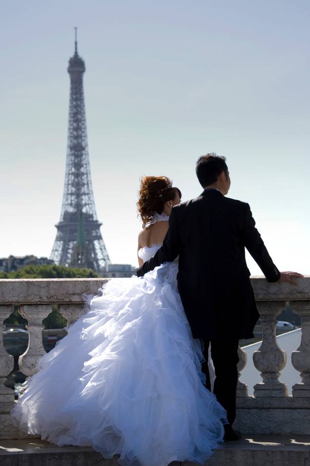 <strong><a href="https://viajeaqui.abril.com.br/cidades/franca-paris" rel="PARIS" target="_blank">PARIS</a></strong> Você consegue imaginar uma coletânea de destinos românticos sem Paris? Difícil, não? Paris inspira paixão nos 18 milhões de turistas que recebe por ano, e seus cenários fazem o coração de qualquer um bater mais forte: as luzes, os parques e jardins floridos, os bulevares e as alamedas arborizadas, as igrejas góticas, os restaurantes e bistrôs. Não tenha vergonha de visitar – ou revisitar – os postais mais batidos, como a Torre Eiffel e a Sacré-Coeur, dois dos lugares com os melhores panoramas da cidade. Da mesma forma, não deixe de navegar pelo Sena, sobretudo à noite. Uma sugestão é o luxuoso iate <a href="https://www.yachtsdeparis.fr/" rel="Don Juan II" target="_blank"><strong>Don Juan II</strong></a> <em>(Yachts de Paris)</em>. O menu degustação tem cinco fases e traz receitas clássicas da cozinha fancesa. Em terra, é essencial flanar nos muitos jardins da cidade, de mãos dadas, sem pressa. O intimista Parque Monceau é um deles, com vários cantinhos para namorar, como o lago rodeado por colunas gregas cobertas de musgo e um morro de pedras de onde despenca uma cascata. Outra opção é o Jardim de Luxemburgo, que guarda um belo palácio e tem concertos no coreto durante o verão. Seus gramados e suas alamedas pedem um piquenique à moda fancesa, com baguete, queijos e um bom vinho (nos supermercados é tudo muito em conta). Para uma refeição mais sofisticada, marque com antecedência um jantar no concorrido <a href="https://lejulesverne-paris.com/en" rel="Le Jules Verne" target="_blank"><strong>Le Jules Verne</strong></a>, no segundo andar da Torre Eiffel. Comandado pelo chef Alain Ducasse, lá a comida honra a localização. <strong><a href="https://viajeaqui.abril.com.br/cidades/franca-paris" rel="PARIS" target="_blank">PARIS</a></strong> Você consegue imaginar uma coletânea de destinos românticos sem Paris? Difícil, não? Paris inspira paixão nos 18 milhões de turistas que recebe por ano, e seus cenários fazem o coração de qualquer um bater mais forte: as luzes, os parques e jardins floridos, os bulevares e as alamedas arborizadas, as igrejas góticas, os restaurantes e bistrôs. Não tenha vergonha de visitar – ou revisitar – os postais mais batidos, como a Torre Eiffel e a Sacré-Coeur, dois dos lugares com os melhores panoramas da cidade. Da mesma forma, não deixe de navegar pelo Sena, sobretudo à noite. Uma sugestão é o luxuoso iate <a href="https://www.yachtsdeparis.fr/" rel="Don Juan II" target="_blank"><strong>Don Juan II</strong></a> <em>(Yachts de Paris)</em>. O menu degustação tem cinco fases e traz receitas clássicas da cozinha fancesa. Em terra, é essencial flanar nos muitos jardins da cidade, de mãos dadas, sem pressa. O intimista Parque Monceau é um deles, com vários cantinhos para namorar, como o lago rodeado por colunas gregas cobertas de musgo e um morro de pedras de onde despenca uma cascata. Outra opção é o Jardim de Luxemburgo, que guarda um belo palácio e tem concertos no coreto durante o verão. Seus gramados e suas alamedas pedem um piquenique à moda fancesa, com baguete, queijos e um bom vinho (nos supermercados é tudo muito em conta). Para uma refeição mais sofisticada, marque com antecedência um jantar no concorrido <a href="https://lejulesverne-paris.com/en" rel="Le Jules Verne" target="_blank"><strong>Le Jules Verne</strong></a>, no segundo andar da Torre Eiffel. Comandado pelo chef Alain Ducasse, lá a comida honra a localização.