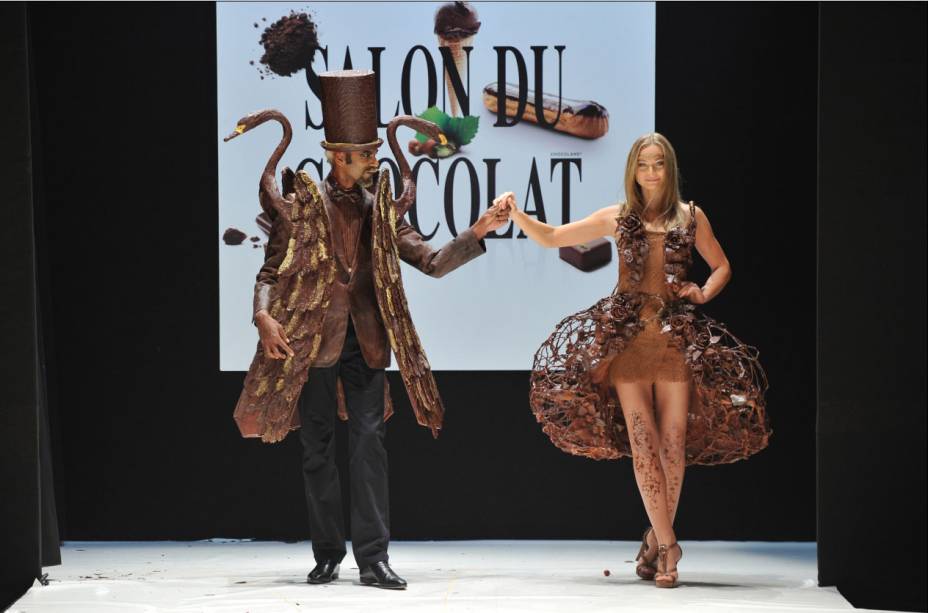 <strong>Salon du Chocolat - Paris, França </strong><br />    <br />    A capital da <a href="https://viajeaqui.abril.com.br/paises/franca" rel="França" target="_blank">França</a> goza de uma merecida tradição no mundo do chocolate. Nela, chocolatiers e chocólatras se complementam em uma simbiose perfeita. Assim, não é de estranhar que o <em><strong>Salon du Chocolat </strong></em>de <a href="https://viajeaqui.abril.com.br/cidades/franca-paris" rel="Paris " target="_blank">Paris </a>seja o maior do mundo e transforme Porte de Versailles, o local do evento, na Meca dos amantes do cacau.        <strong>Quando</strong>: 31/out- 4/nov        <strong>Onde</strong>: Centro de Exposições - Paris Expo Porte de Versailles        <strong>Informações</strong>: <a href="https://www.salon-du-chocolat.com/" rel="www.salon-du-chocolat.com/" target="_blank">www.salon-du-chocolat.com/</a>