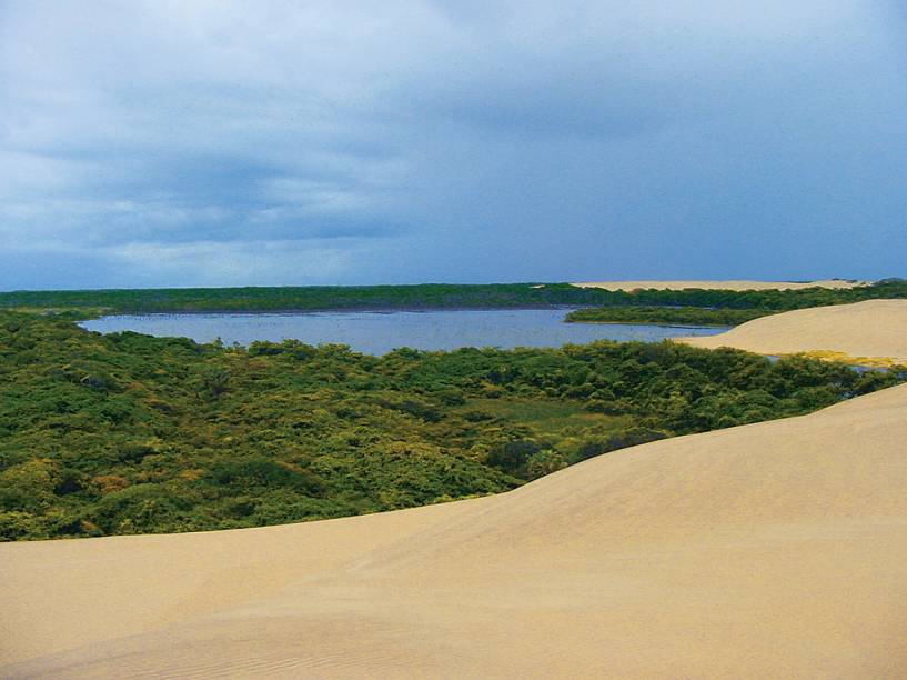 A cidade, segunda maior do Piauí, é base para os passeios no Delta do Parnaíba e abriga outras atrações como praias e a Lagoa do Portinho. <a href="https://www.booking.com/searchresults.pt-br.html?aid=332455&lang=pt-br&sid=eedbe6de09e709d664615ac6f1b39a5d&sb=1&src=searchresults&src_elem=sb&error_url=https%3A%2F%2Fwww.booking.com%2Fsearchresults.pt-br.html%3Faid%3D332455%3Bsid%3Deedbe6de09e709d664615ac6f1b39a5d%3Bclass_interval%3D1%3Bdest_id%3D1347%3Bdest_type%3Dregion%3Bdtdisc%3D0%3Bfrom_sf%3D1%3Bgroup_adults%3D2%3Bgroup_children%3D0%3Binac%3D0%3Bindex_postcard%3D0%3Blabel_click%3Dundef%3Bno_rooms%3D1%3Boffset%3D0%3Bpostcard%3D0%3Braw_dest_type%3Dregion%3Broom1%3DA%252CA%3Bsb_price_type%3Dtotal%3Bsearch_selected%3D1%3Bsrc%3Dsearchresults%3Bsrc_elem%3Dsb%3Bss%3DMaranh%25C3%25A3o%252C%2520%25E2%2580%258BBrasil%3Bss_all%3D0%3Bss_raw%3DMaranh%25C3%25A3o%3Bssb%3Dempty%3Bsshis%3D0%3Bssne_untouched%3DCear%25C3%25A1%26%3B&ss=Piau%C3%AD%2C+%E2%80%8BBrasil&ssne=Maranh%C3%A3o&ssne_untouched=Maranh%C3%A3o&checkin_monthday=&checkin_month=&checkin_year=&checkout_monthday=&checkout_month=&checkout_year=&no_rooms=1&group_adults=2&group_children=0&highlighted_hotels=&from_sf=1&ss_raw=Piau%C3%AD+&ac_position=0&ac_langcode=xb&dest_id=1346&dest_type=region&search_pageview_id=2c457a0695c70306&search_selected=true&search_pageview_id=2c457a0695c70306&ac_suggestion_list_length=5&ac_suggestion_theme_list_length=0" target="_blank" rel="noopener"><em>Busque hospedagens em Piauí </em></a>