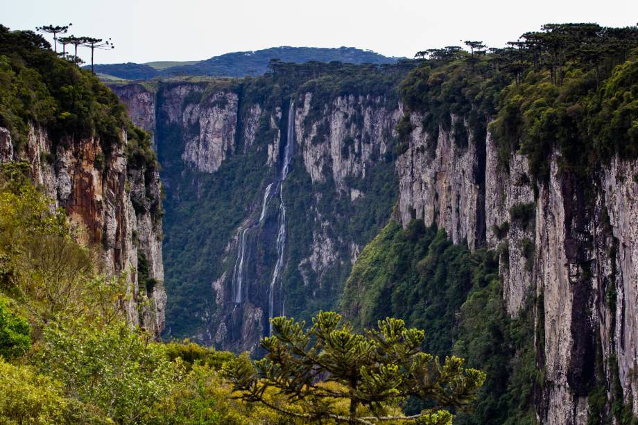 <strong><a href="https://www.icmbio.gov.br/parnaaparadosdaserra/guia-do-visitante.html" target="_blank" rel="noopener">Parque Nacional Aparados da Serra</a>, Cambará do Sul, Rio Grande do Sul, Brasil</strong> Trilhas e cachoeiras marcam a paisagem espetacular dessa linda cidade gaúcha. É aqui que fica o cênico cânion do Itaimbezinho, com 720 m de profundidade e explorado em larga escala por turistas aventureiros <em><a href="https://www.booking.com/searchresults.pt-br.html?aid=332455&sid=b6bf542626b1a2c7a9951e44506f270a&sb=1&src=searchresults&src_elem=sb&error_url=https%3A%2F%2Fwww.booking.com%2Fsearchresults.pt-br.html%3Faid%3D332455%3Bsid%3Db6bf542626b1a2c7a9951e44506f270a%3Btmpl%3Dsearchresults%3Bac_click_type%3Db%3Bac_position%3D0%3Bclass_interval%3D1%3Bdest_id%3D38%3Bdest_type%3Dcountry%3Bdtdisc%3D0%3Bfrom_sf%3D1%3Bgroup_adults%3D2%3Bgroup_children%3D0%3Binac%3D0%3Bindex_postcard%3D0%3Blabel_click%3Dundef%3Bno_rooms%3D1%3Boffset%3D0%3Bpostcard%3D0%3Braw_dest_type%3Dcountry%3Broom1%3DA%252CA%3Bsb_price_type%3Dtotal%3Bsearch_selected%3D1%3Bshw_aparth%3D1%3Bslp_r_match%3D0%3Bsrc%3Dsearchresults%3Bsrc_elem%3Dsb%3Bsrpvid%3Dcb5f8376b21d0285%3Bss%3DCanad%25C3%25A1%3Bss_all%3D0%3Bss_raw%3Dcanada%3Bssb%3Dempty%3Bsshis%3D0%3Bssne%3DNahanni%2520National%2520Park%2520Reserve%2520of%2520Canada%252C%2520Fort%2520Smith%252C%2520Unorganized%252C%2520NT%252C%2520Canada%3Bssne_untouched%3DNahanni%2520National%2520Park%2520Reserve%2520of%2520Canada%252C%2520Fort%2520Smith%252C%2520Unorganized%252C%2520NT%252C%2520Canada%3Btop_ufis%3D1%26%3B&ss=Aparados+da+Serra+National+Park+-+Rodovia+RS+429+-+Zona+Rural%2C+Cambar%C3%A1+do+Sul+-+RS%2C+Brazil&is_ski_area=&ssne=Canad%C3%A1&ssne_untouched=Canad%C3%A1&checkin_monthday=&checkin_month=&checkin_year=&checkout_monthday=&checkout_month=&checkout_year=&group_adults=2&group_children=0&no_rooms=1&from_sf=1&ss_raw=Parque+Nacional+Aparados+da+Serra&ac_position=1&ac_click_type=g&dest_id=ChIJJ5kl0yg275QRcnKeyHLNBYM&dest_type=landmark&place_id=ChIJJ5kl0yg275QRcnKeyHLNBYM&place_id_lat=-29.1825519&place_id_lon=-50.0987825&place_types=tourist_attraction%2Cpark%2Cpoint_of_interest%2Cestablishment&search_pageview_id=cb5f8376b21d0285&search_selected=true" target="_blank" rel="noopener">Veja preços de hotéis em Cambará do Sul no Booking.com</a></em>