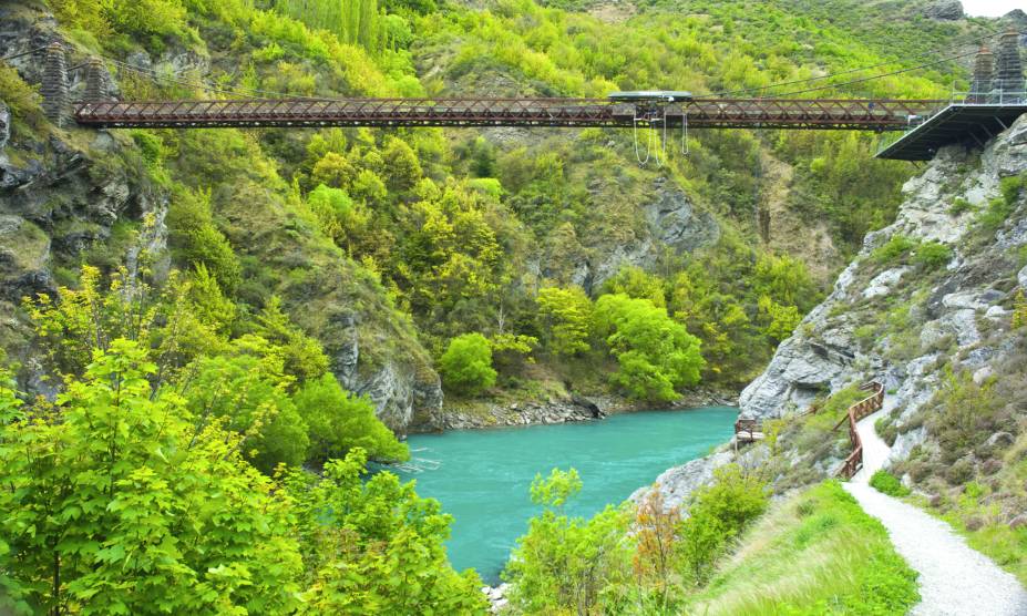 <strong>10. Parque Nacional de Fiordland, <a href="https://viajeaqui.abril.com.br/paises/nova-zelandia" rel="Nova Zelândia" target="_self">Nova Zelândia</a></strong> Árvores lindas em meio a montanhas e cascatas impressionantes. A Nova Zelândia é um país fortemente marcado pelo imaginário popular graças a suas <a href="https://viajeaqui.abril.com.br/materias/passeio-leva-turistas-a-terra-media-dos-filmes-o-hobbit-e-o-senhor-dos-aneis" rel="locações usadas nos filmes de O Senhor dos Anéis" target="_blank">locações usadas nos filmes de O Senhor dos Anéis</a>. Essa atmosfera mágica permanece no parque, que guarda catorze fiordes. Muitas lendas permeiam a região graças à ocupação dos povos maori – ela teria sido criada pelo semideus Tu-te-raki-whanoa como um presente às tribos. Acredita-se que o explorador Capitão Cook e sua tripulação tenham sido os primeiros a visitar a região. Pelas histórias e pelas paisagens, cada segundo aqui vale a pena. <strong>10. Parque Nacional de Fiordland, <a href="https://viajeaqui.abril.com.br/paises/nova-zelandia" rel="Nova Zelândia" target="_self">Nova Zelândia</a></strong> Árvores lindas em meio a montanhas e cascatas impressionantes. A Nova Zelândia é um país fortemente marcado pelo imaginário popular graças a suas <a href="https://viajeaqui.abril.com.br/materias/passeio-leva-turistas-a-terra-media-dos-filmes-o-hobbit-e-o-senhor-dos-aneis" rel="locações usadas nos filmes de O Senhor dos Anéis" target="_blank">locações usadas nos filmes de O Senhor dos Anéis</a>. Essa atmosfera mágica permanece no parque, que guarda catorze fiordes. Muitas lendas permeiam a região graças à ocupação dos povos maori – ela teria sido criada pelo semideus Tu-te-raki-whanoa como um presente às tribos. Acredita-se que o explorador Capitão Cook e sua tripulação tenham sido os primeiros a visitar a região. Pelas histórias e pelas paisagens, cada segundo aqui vale a pena.