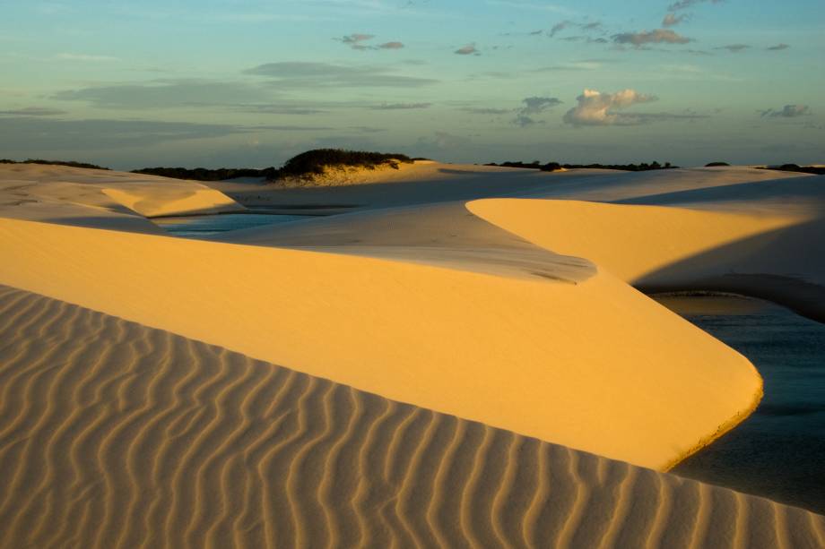 <strong><a href="https://www.icmbio.gov.br/parnalencoismaranhenses/guia-do-visitante.html" target="_blank" rel="noopener">Parque Nacional dos Lençóis Maranhenses</a>, Maranhão, Brasil</strong> A paisagem espetacular é formada por uma quantidade imensa de dunas, a se perder de vista: a área total do parque é de 186 mil hectares. Nos pequenos vales entre as dunas, há lagoas sazonais, que somem na época da seca <em><a href="https://www.booking.com/searchresults.pt-br.html?aid=332455&sid=b6bf542626b1a2c7a9951e44506f270a&sb=1&src=searchresults&src_elem=sb&error_url=https%3A%2F%2Fwww.booking.com%2Fsearchresults.pt-br.html%3Faid%3D332455%3Bsid%3Db6bf542626b1a2c7a9951e44506f270a%3Btmpl%3Dsearchresults%3Bac_click_type%3Db%3Bac_position%3D0%3Bclass_interval%3D1%3Bdest_id%3D248648%3Bdest_type%3Dlandmark%3Bdtdisc%3D0%3Bfrom_sf%3D1%3Bgroup_adults%3D2%3Bgroup_children%3D0%3Binac%3D0%3Bindex_postcard%3D0%3Blabel_click%3Dundef%3Bno_rooms%3D1%3Boffset%3D0%3Bpostcard%3D0%3Braw_dest_type%3Dlandmark%3Broom1%3DA%252CA%3Bsb_price_type%3Dtotal%3Bsearch_selected%3D1%3Bshw_aparth%3D1%3Bslp_r_match%3D0%3Bsrc%3Dsearchresults%3Bsrc_elem%3Dsb%3Bsrpvid%3Dd7e67fb9c7b30129%3Bss%3DParque%2520Nacional%2520do%2520Igua%25C3%25A7u%252C%2520Puerto%2520Iguaz%25C3%25BA%252C%2520Misiones%252C%2520Argentina%3Bss_all%3D0%3Bss_raw%3DParque%2520Nacional%2520do%2520Igua%25C3%25A7u%3Bssb%3Dempty%3Bsshis%3D0%3Bssne%3DCentro%2520de%2520Informa%25C3%25A7%25C3%25B5es%2520do%2520Parque%2520Nacional%2520Triglav%3Bssne_untouched%3DCentro%2520de%2520Informa%25C3%25A7%25C3%25B5es%2520do%2520Parque%2520Nacional%2520Triglav%3Btop_ufis%3D1%26%3B&ss=Parque+Nacional+dos+Len%C3%A7%C3%B3is+Maranhenses%2C+Barreirinhas+-+State+of+Maranh%C3%A3o%2C+Brazil&is_ski_area=&ssne=Parque+Nacional+do+Igua%C3%A7u&ssne_untouched=Parque+Nacional+do+Igua%C3%A7u&checkin_monthday=&checkin_month=&checkin_year=&checkout_monthday=&checkout_month=&checkout_year=&group_adults=2&group_children=0&no_rooms=1&from_sf=1&ss_raw=Parque+Nacional+dos+Len%C3%A7%C3%B3is+Maranhenses&ac_position=1&ac_click_type=g&dest_id=ChIJX745XuGe8QcR65t-1dCVKC0&dest_type=landmark&place_id=ChIJX745XuGe8QcR65t-1dCVKC0&place_id_lat=-2.4859385&place_id_lon=-43.128407&place_types=tourist_attraction%2Cpark%2Cpoint_of_interest%2Cestablishment&search_pageview_id=d7e67fb9c7b30129&search_selected=true" target="_blank" rel="noopener">Veja preços de hotéis na região dos Lençóis Maranhenses no Booking.com</a></em>
