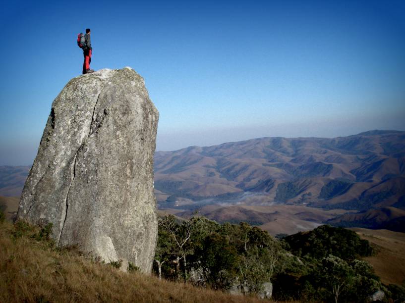 A trilha para o Pico do Tira Chapéu é recomendada para quem não estiver disposto a percorrer a Trilha do Ouro ou quem curte apreciar um mar de montanhas. Bom condicionamento é recomendável, a subida de 10 km tem alguns trechos mais fortes – embora não existam pontos de escalaminhada. No alto dos 2088 m, a vista das montanhas da Mantiqueira é garantida. Em dias claros, consegue-se ver o Oceano Atlântico ao fundo.