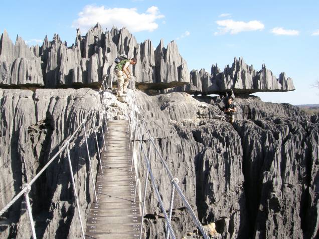 <strong>Tsingy de Bemaraha, Madagascar </strong>O paredão de rocha que pode ser acessado por pontes móveis margeia o rio Manambolo. A floresta ao redor protege espécies de pássaros e lêmures em extinção. <a href="https://www.booking.com/searchresults.pt-br.html?aid=332455&lang=pt-br&sid=eedbe6de09e709d664615ac6f1b39a5d&sb=1&src=index&src_elem=sb&error_url=https%3A%2F%2Fwww.booking.com%2Findex.pt-br.html%3Faid%3D332455%3Bsid%3Deedbe6de09e709d664615ac6f1b39a5d%3Bsb_price_type%3Dtotal%26%3B&ss=Madagascar&ssne=Ilhabela&ssne_untouched=Ilhabela&checkin_monthday=&checkin_month=&checkin_year=&checkout_monthday=&checkout_month=&checkout_year=&no_rooms=1&group_adults=2&group_children=0&from_sf=1&ss_raw=Madagascar+&ac_position=0&ac_langcode=xb&dest_id=126&dest_type=country&search_pageview_id=7f327118397701ab&search_selected=true&search_pageview_id=7f327118397701ab&ac_suggestion_list_length=5&ac_suggestion_theme_list_length=0" target="_blank" rel="noopener"><em>Busque hospedagens em Madagascar no Booking.com</em></a> <strong>Tsingy de Bemaraha, Madagascar </strong>O paredão de rocha que pode ser acessado por pontes móveis margeia o rio Manambolo. A floresta ao redor protege espécies de pássaros e lêmures em extinção. <a href="https://www.booking.com/searchresults.pt-br.html?aid=332455&lang=pt-br&sid=eedbe6de09e709d664615ac6f1b39a5d&sb=1&src=index&src_elem=sb&error_url=https%3A%2F%2Fwww.booking.com%2Findex.pt-br.html%3Faid%3D332455%3Bsid%3Deedbe6de09e709d664615ac6f1b39a5d%3Bsb_price_type%3Dtotal%26%3B&ss=Madagascar&ssne=Ilhabela&ssne_untouched=Ilhabela&checkin_monthday=&checkin_month=&checkin_year=&checkout_monthday=&checkout_month=&checkout_year=&no_rooms=1&group_adults=2&group_children=0&from_sf=1&ss_raw=Madagascar+&ac_position=0&ac_langcode=xb&dest_id=126&dest_type=country&search_pageview_id=7f327118397701ab&search_selected=true&search_pageview_id=7f327118397701ab&ac_suggestion_list_length=5&ac_suggestion_theme_list_length=0" target="_blank" rel="noopener"><em>Busque hospedagens em Madagascar no Booking.com</em></a>