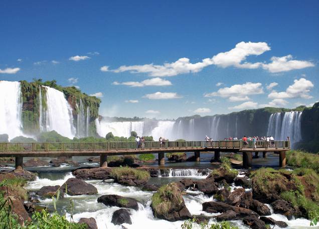Declarado pela UNESCO como Patrimônio Natural da Humanidade, o Parque Nacional do Iguaçu (PR), em <a href="https://viajeaqui.abril.com.br/cidades/br-pr-foz-do-iguacu" rel="Foz do Iguaçu" target="_self">Foz do Iguaçu</a>, é um camarote para o show das Cataratas, cenário impressionante formado por um cânion e 275 quedas – uma passarela de 1,2 km tem vista para a atração. A cada 15 minutos um ônibus sai do Centro de Visitantes e leva os turistas para outras partes do parque Declarado pela UNESCO como Patrimônio Natural da Humanidade, o Parque Nacional do Iguaçu (PR), em <a href="https://viajeaqui.abril.com.br/cidades/br-pr-foz-do-iguacu" rel="Foz do Iguaçu" target="_self">Foz do Iguaçu</a>, é um camarote para o show das Cataratas, cenário impressionante formado por um cânion e 275 quedas – uma passarela de 1,2 km tem vista para a atração. A cada 15 minutos um ônibus sai do Centro de Visitantes e leva os turistas para outras partes do parque