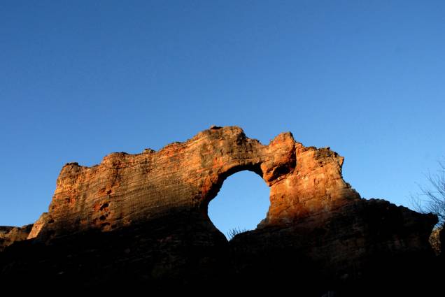 Em meio à aridez da caatinga, mais de 30 mil pinturas pré-históricas ornamentam paredões, tocas e cânions. O Parque Nacional da <a href="https://viajeaqui.abril.com.br/cidades/br-pi-serra-da-capivara" rel="Serra da Capivara" target="_self">Serra da Capivara</a>, no <a href="https://viajeaqui.abril.com.br/estados/br-piaui" rel="Piauí" target="_self">Piauí</a>, tem a maior concentração de sítios arqueológicos do mundo, são mais de 1000 (150 deles abertos ao público) Em meio à aridez da caatinga, mais de 30 mil pinturas pré-históricas ornamentam paredões, tocas e cânions. O Parque Nacional da <a href="https://viajeaqui.abril.com.br/cidades/br-pi-serra-da-capivara" rel="Serra da Capivara" target="_self">Serra da Capivara</a>, no <a href="https://viajeaqui.abril.com.br/estados/br-piaui" rel="Piauí" target="_self">Piauí</a>, tem a maior concentração de sítios arqueológicos do mundo, são mais de 1000 (150 deles abertos ao público)