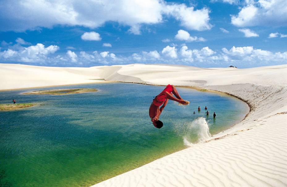 No <a href="https://viajeaqui.abril.com.br/materias/lencois-maranhenses-santo-amaro-do-maranhao" rel="Parque Nacional dos Lençóis Maranhenses" target="_self">Parque Nacional dos Lençóis Maranhenses</a>, em <a href="https://viajeaqui.abril.com.br/cidades/br-ma-barreirinhas" rel="Barreirinhas" target="_self">Barreirinhas</a>, <a href="https://viajeaqui.abril.com.br/estados/br-maranhao" rel="Maranhão" target="_self">Maranhão</a>, dunas de até 40 metros de altura formam lagoas de águas cristalinas, em uma área margeada por 70 quilômetros de praias No <a href="https://viajeaqui.abril.com.br/materias/lencois-maranhenses-santo-amaro-do-maranhao" rel="Parque Nacional dos Lençóis Maranhenses" target="_self">Parque Nacional dos Lençóis Maranhenses</a>, em <a href="https://viajeaqui.abril.com.br/cidades/br-ma-barreirinhas" rel="Barreirinhas" target="_self">Barreirinhas</a>, <a href="https://viajeaqui.abril.com.br/estados/br-maranhao" rel="Maranhão" target="_self">Maranhão</a>, dunas de até 40 metros de altura formam lagoas de águas cristalinas, em uma área margeada por 70 quilômetros de praias