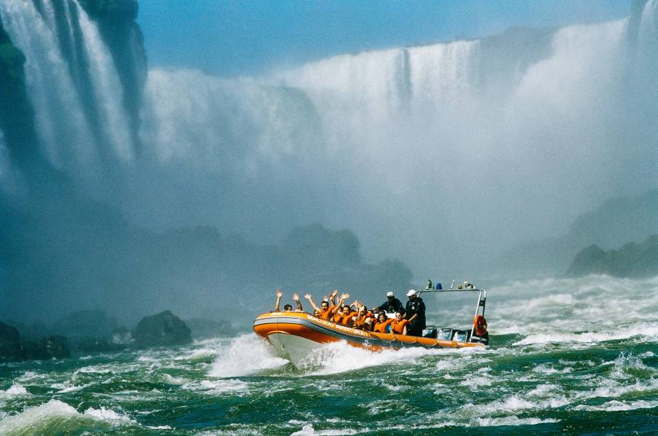 Macuco Safári, o passeio de barco imperdível do Parque Nacional do Iguaçu, no lado brasileiro Macuco Safári, o passeio de barco imperdível do Parque Nacional do Iguaçu, no lado brasileiro