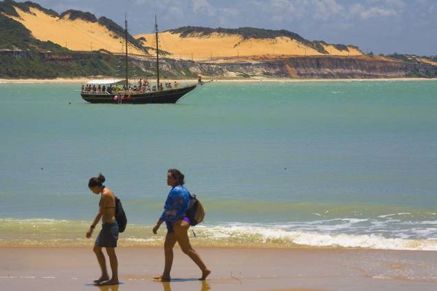 Passeio de escuna na Praia do Madeiro, em Tibau do Sul, Rio Grande do Norte Passeio de escuna na Praia do Madeiro, em Tibau do Sul, Rio Grande do Norte