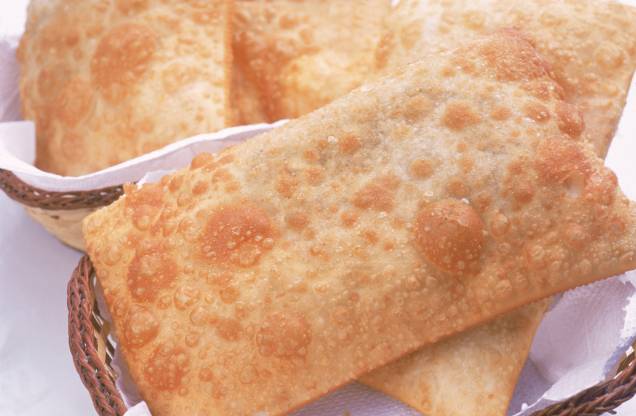 <strong>Pastel</strong><br /><br />Pastel de vento ninguém merece. A casca crocante precisa estar bem recheada, com ingredientes de qualidade. As pessoas têm sua barraca preferida, mas a <a href="https://viajeaqui.abril.com.br/estabelecimentos/br-sp-sao-paulo-restaurante-pastel-da-barraca-do-ze" rel="Barraca do Zé"><strong>Barraca do Zé</strong></a> (foto), na feira da Praça Charles Miller (na frente do Estádio do Pacaembu), em <a href="https://viajeaqui.abril.com.br/cidades/br-sp-sao-paulo" rel="São Paulo">São Paulo</a>, é quase uma unanimidade (a partir de R$ 5). No <a href="https://viajeaqui.abril.com.br/materias/roteiro-rodoviario-rio-santos" rel="Litoral de São Paulo">Litoral de São Paulo</a>, tem fama o <a href="https://viajeaqui.abril.com.br/estabelecimentos/br-sp-bertioga-restaurante-pastel-do-trevo" rel="Pastel do Trevo"><strong>Pastel do Trevo</strong></a>, por causa do tamanho GG dos salgados, que valem uma refeição (a partir de R$ 9). Na Mantiqueira Paulista, o destaque vai para Ô Pastel (Rua 15 de Novembro, 114, Centro), em <a href="https://viajeaqui.abril.com.br/cidades/br-sp-sao-francisco-xavier" rel="São Francisco Xavier">São Francisco Xavier</a>, que monta e frita os pastéis na hora. <strong>Pastel</strong><br /><br />Pastel de vento ninguém merece. A casca crocante precisa estar bem recheada, com ingredientes de qualidade. As pessoas têm sua barraca preferida, mas a <a href="https://viajeaqui.abril.com.br/estabelecimentos/br-sp-sao-paulo-restaurante-pastel-da-barraca-do-ze" rel="Barraca do Zé"><strong>Barraca do Zé</strong></a> (foto), na feira da Praça Charles Miller (na frente do Estádio do Pacaembu), em <a href="https://viajeaqui.abril.com.br/cidades/br-sp-sao-paulo" rel="São Paulo">São Paulo</a>, é quase uma unanimidade (a partir de R$ 5). No <a href="https://viajeaqui.abril.com.br/materias/roteiro-rodoviario-rio-santos" rel="Litoral de São Paulo">Litoral de São Paulo</a>, tem fama o <a href="https://viajeaqui.abril.com.br/estabelecimentos/br-sp-bertioga-restaurante-pastel-do-trevo" rel="Pastel do Trevo"><strong>Pastel do Trevo</strong></a>, por causa do tamanho GG dos salgados, que valem uma refeição (a partir de R$ 9). Na Mantiqueira Paulista, o destaque vai para Ô Pastel (Rua 15 de Novembro, 114, Centro), em <a href="https://viajeaqui.abril.com.br/cidades/br-sp-sao-francisco-xavier" rel="São Francisco Xavier">São Francisco Xavier</a>, que monta e frita os pastéis na hora.