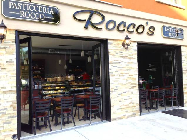 <strong><a href="https://roccos.nyc/" rel="Pasticceria Rocco" target="_blank">Pasticceria Rocco</a></strong> Sanduíches, wraps e paninis estão entres as principais escolhas do cardápio. O lugar também oferece um café da manhã bem completo, com escolhas que variam entre panquecas, brioches, omeletes e croissant. <em>9402 4th Ave, Brooklyn, 11209</em> e <em>243 Bleecker Street, West Village, 10014</em> <strong><a href="https://roccos.nyc/" rel="Pasticceria Rocco" target="_blank">Pasticceria Rocco</a></strong> Sanduíches, wraps e paninis estão entres as principais escolhas do cardápio. O lugar também oferece um café da manhã bem completo, com escolhas que variam entre panquecas, brioches, omeletes e croissant. <em>9402 4th Ave, Brooklyn, 11209</em> e <em>243 Bleecker Street, West Village, 10014</em>