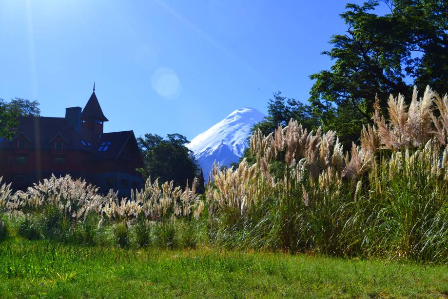Há várias facetas dentro da <a href="https://viajeaqui.abril.com.br/cidades/ar-patagonia" rel="Patagônia" target="_blank">Patagônia</a>. Muito mais que um destino de inverno repleto de montanhas e geleiras, a região também é muito atraente no verão, quando a procura por trilhas, canoagem e pescas aumenta. Há, também, pousadas de charme e bons restaurantes para entreter os turistas que passeiam pelas cidades locais