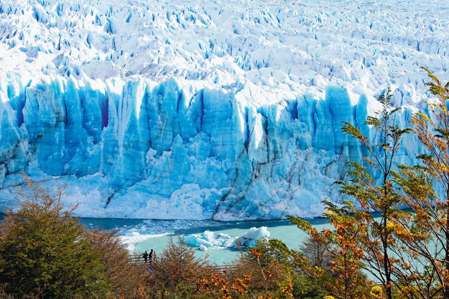 <strong><a href="https://viajeaqui.abril.com.br/cidades/ar-patagonia" rel="Patagônia" target="_blank">Patagônia</a> </strong><strong>–</strong><strong> <a href="https://viajeaqui.abril.com.br/paises/argentina" rel="Argentina" target="_blank">Argentina</a></strong>"O Glaciar Perito Moreno fica a 80 quilômetros de Calafate, de onde partem vários tours para visitar a região. Como vou sempre à Antártica – que tem um glaciar atrás do outro –, prefiro caminhar pelo Parque Nacional Los Glaciares, onde está Perito. Assim, faço minhas descobertas, como uma praia de pedra, onde minhas filhas ficaram brincando na água gelada"