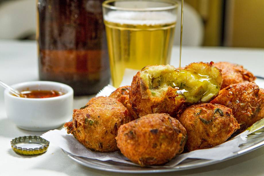 <strong>PARA CURTIR O PÓS-PRAIA</strong> <strong><a href="https://www.facebook.com/pavaoazuloficial/" target="_blank" rel="noopener">Pavão Azul</a></strong> As pataniscas de bacalhau (bolinhos fritos apenas com lascas do pescado, sem batata ou recheio) são o petisco-símbolo deste boteco despojado, que ocupa três pontos comerciais na mesma rua. Nos almoços de quinta-feira, sábado e domingo é servida uma concorrida rabada com agrião. Se você quiser esticar a boemia, vale caminhar alguns minutos e conhecer outro clássico de Copa: a Adega Pérola (R. Siqueira Campos, 138), onde as dimensões do estreito salão são inversamente proporcionais à fartura da vitrine de acepipes – há mais de 50 opções de tira-gostos <em>R. Hilário de Gouveia, 71 (Copacabana), (21) 2236-2381</em> <strong>PARA CURTIR O PÓS-PRAIA</strong> <strong><a href="https://www.facebook.com/pavaoazuloficial/" target="_blank" rel="noopener">Pavão Azul</a></strong> As pataniscas de bacalhau (bolinhos fritos apenas com lascas do pescado, sem batata ou recheio) são o petisco-símbolo deste boteco despojado, que ocupa três pontos comerciais na mesma rua. Nos almoços de quinta-feira, sábado e domingo é servida uma concorrida rabada com agrião. Se você quiser esticar a boemia, vale caminhar alguns minutos e conhecer outro clássico de Copa: a Adega Pérola (R. Siqueira Campos, 138), onde as dimensões do estreito salão são inversamente proporcionais à fartura da vitrine de acepipes – há mais de 50 opções de tira-gostos <em>R. Hilário de Gouveia, 71 (Copacabana), (21) 2236-2381</em>