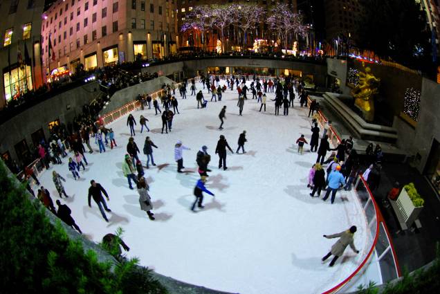 <strong>7. <a href="https://viajeaqui.abril.com.br/estabelecimentos/estados-unidos-nova-york-atracao-rockfeller-center" rel="Patinação no Rockfeller Center" target="_blank">Patinação no Rockfeller Center</a></strong> O complexo de edifícios fica lindo durante as festas de final de ano, com uma decoração que impressiona o visitante. Uma de suas grandes atrações durante a temporada de inverno é a pista de patinação, uma das mais famosas do planeta <strong>7. <a href="https://viajeaqui.abril.com.br/estabelecimentos/estados-unidos-nova-york-atracao-rockfeller-center" rel="Patinação no Rockfeller Center" target="_blank">Patinação no Rockfeller Center</a></strong> O complexo de edifícios fica lindo durante as festas de final de ano, com uma decoração que impressiona o visitante. Uma de suas grandes atrações durante a temporada de inverno é a pista de patinação, uma das mais famosas do planeta