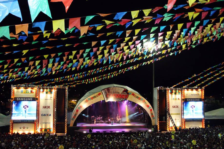 O Pátio de Eventos Luiz "Lua" Gonzaga, em homenagem ao Rei do Baião, recebe as principais atrações da programação, como Elba Ramalho, Chiclete com Banana, Dominguinhos, Michel Teló, Aviões do Forró, Santanna, Calypso, entre outros  O Pátio de Eventos Luiz "Lua" Gonzaga, em homenagem ao Rei do Baião, recebe as principais atrações da programação, como Elba Ramalho, Chiclete com Banana, Dominguinhos, Michel Teló, Aviões do Forró, Santanna, Calypso, entre outros