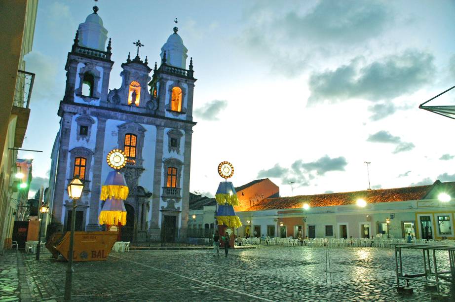 <strong>2. <a href="https://viajeaqui.abril.com.br/estabelecimentos/br-pe-recife-atracao-catedral-de-sao-pedro-dos-clerigos" rel="CATEDRAL DE SÃO PEDRO DOS CLÉRIGOS" target="_blank">CATEDRAL DE SÃO PEDRO DOS CLÉRIGOS</a> (250 metros) </strong> O templo tem bela fachada em pedras de cantaria portuguesa. O teto do altar-mor exibe os 12 apóstolos e os quatro evangelistas entalhados. <em>Pátio de São Pedro, s/nº, Santo Antônio</em> <strong>2. <a href="https://viajeaqui.abril.com.br/estabelecimentos/br-pe-recife-atracao-catedral-de-sao-pedro-dos-clerigos" rel="CATEDRAL DE SÃO PEDRO DOS CLÉRIGOS" target="_blank">CATEDRAL DE SÃO PEDRO DOS CLÉRIGOS</a> (250 metros) </strong> O templo tem bela fachada em pedras de cantaria portuguesa. O teto do altar-mor exibe os 12 apóstolos e os quatro evangelistas entalhados. <em>Pátio de São Pedro, s/nº, Santo Antônio</em>